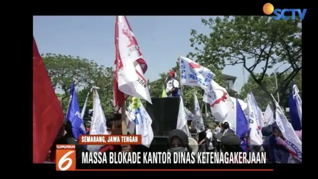 Ratusan buruh di Semarang, Jawa Tengah, berdemo tuntut kenaikan upah sebesar 30 persen.