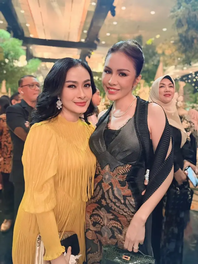 Potret Momo Geisha di Ngunduh Mantu Al Ghazali/Instagram @therealmomogeisha