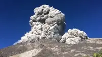 Menegangkan, inilah video viral yang merekam detik-detik gunung merapi meletus. (Screen Capture Twitter.com)