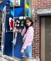 Jung So Min dalam media sosailnya kerap membagikan ootdnya termasuk mengenakan denim. Misalnya saja ia memadukan cardigan pink dengan celana pendek denim. [@somin_jj]