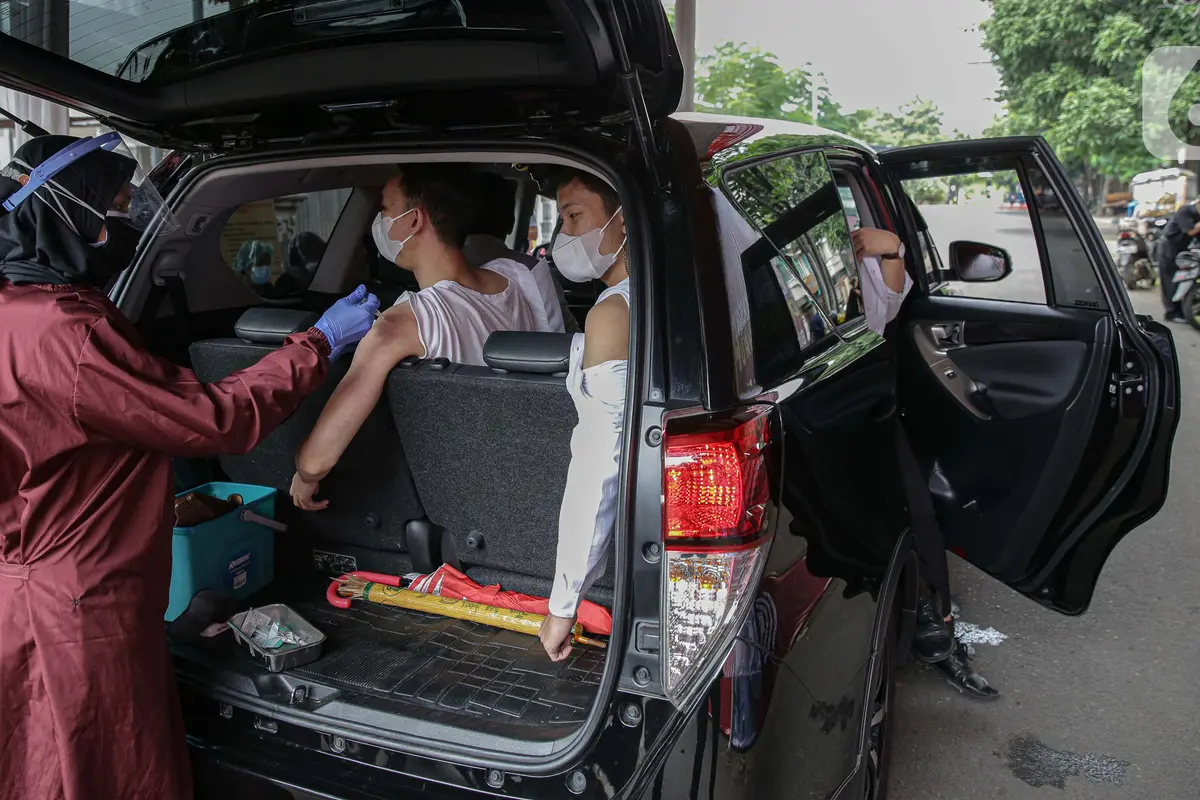 FOTO: Layanan Vaksinasi COVID-19 Drive-Thru di Mapolres Jakarta Selatan