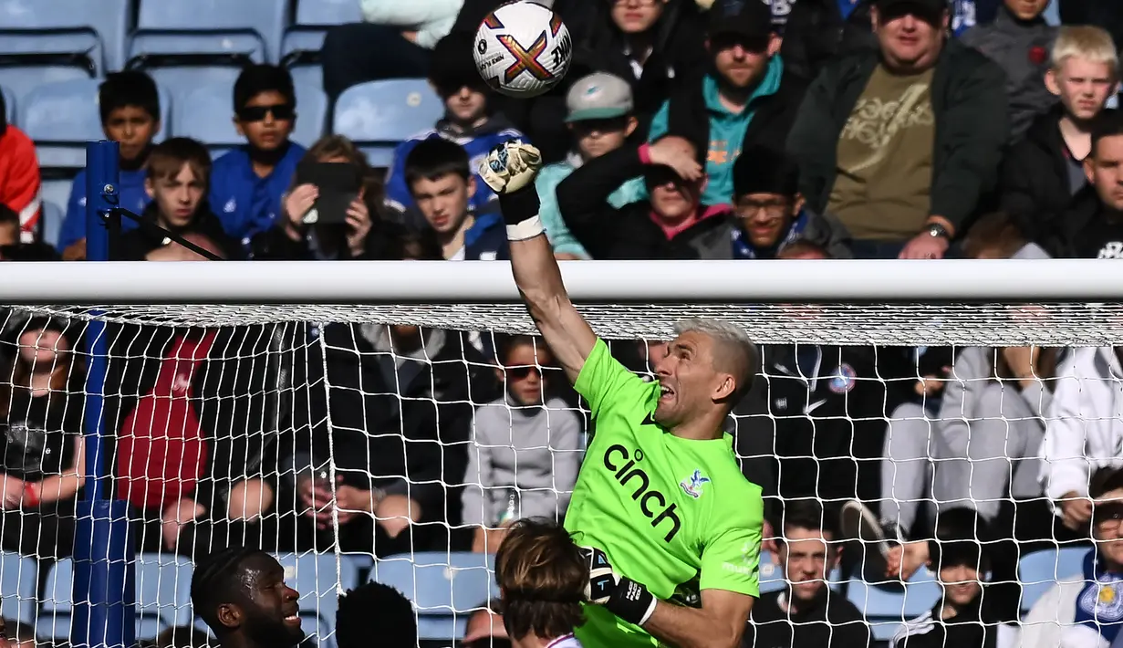 Vicente Guaita. Sejak kedatangannya di Crystal Palace pada awal musim 2018/2019, kiper asal Spanyol yang kini berusia 36 tahun yang awalnya mengenakan jersey bernomor 31 ini langsung menggeser posisi Wayne Hennessey sebagai kiper utama yang saat itu mengenakan jersey bernomor 13. Hingga akhirnya sejak musim 2021/2022 Vicente Guaita mengambil alih nomor punggung 13 milik Wayne Hennessey saat sang pemain memutuskan hijrah ke Burnley. (AFP/Ben Stansall)