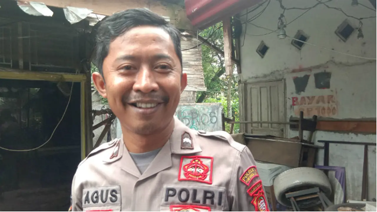 Aksi Aipda Agus Supriadi Bantu Ibu Pedang Asongan di Tengah Demo