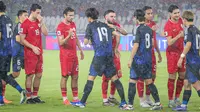 Pemain Timnas Indonesia, Calvin Verdonk (tengah kanan) bersalaman dengan pemain Jepang, Koki Ogawa pada laga lanjutan putaran ketiga Grup C Kualifikasi Piala Dunia 2026 di Stadion Utama Gelora Bung Karno (SUGBK), Senayan, Jakarta, Jumat (15/11/2024). (Bola.com/Bagaskara Lazuardi)