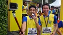 Peserta ber-selfie usai mengikuti lomba lari massal bertajuk 'EU On The Move 5K' di Sudirman, Jakarta, Minggu (3/5/2015). Acara lari tersebut memulai garis start di Sampoerna Strategic Square dan finish di Menara Intiland. (Liputan6.com/Yoppy Renato)