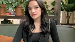 Ashel JKT48 menjadi salah satu member yang memiliki banyak followers di Instagram. Saat ini Ashel memiliki 146 ribu followers. Gaya penampilannya pakai outfit serba hitam kian menyempurnakan kecantikan Ashel. Tak heran foto ini banjir like dan komentar dari netizen. (Liputan6.com/IG/@jkt48.ashel)