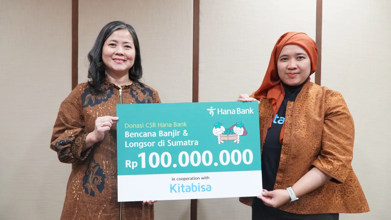 Seremoni penyerahan donasi untuk korban banjir dan longsor di Aceh, Sumatra Utara, dan Sumatra Barat di kantor pusat Hana Bank. (Ist)
