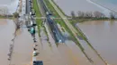 Sejumlah kendaraan melintasi banjir di Williams, California, (18/2). Badai terbesar selama enam tahun ini telah merenggut beberapa korban jiwa. (Randy Pench/The Sacramento Bee via AP)