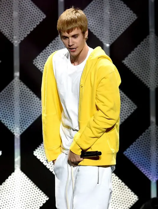 Melansir Daily Mail, Justin terlihat sedang duduk di bangku bagian belakang sebuah mobil bersama seorang wanita cantik yang tak diketahui identitasnya. Tidak sekedar duduk, mereka pun tampak bermesraan. (AFP/Bintang.com)