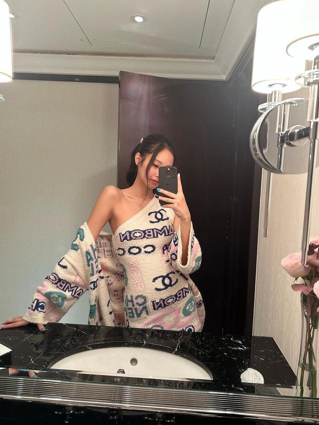 8 Pesona Jennie Blackpink saat Hadiri Paris Fashion Week 2023, Jadi Sorotan