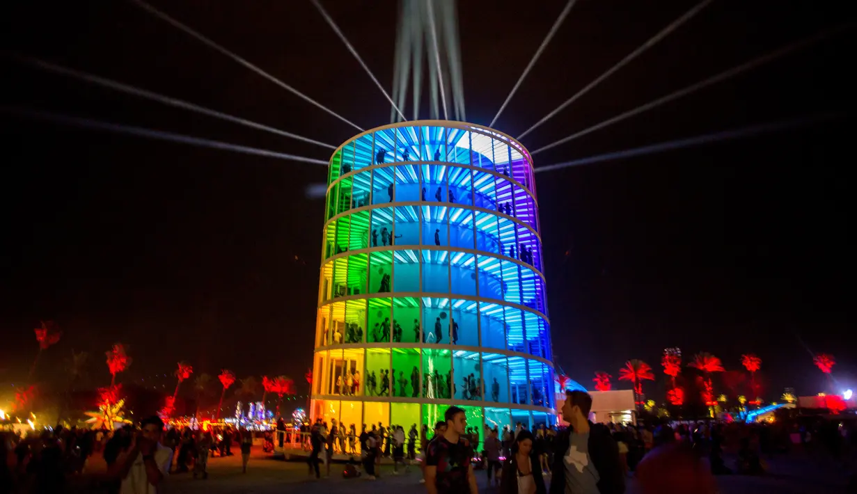 Pemandangan saat pengunjung menikmati instalasi cahaya 'Spectra' di Festival Musik dan Seni Coachella di Indio, California, Amerika Serikat, Minggu (15/4). (AFP PHOTO/Kyle Grillot)