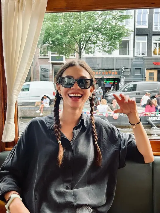 Selama liburan, Yuki memilih untuk tampil dengan outfit yang simple dan nyaman, menyesuaikan musim panas di Eropa. [Foto: IG/yukikt].