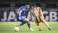 Pemain Persib Bandung, Rachmat Irianto (kiri) berebut bola dengan pemain Dewa United, Egy Maulana Vikri pada laga lanjutan pekan ke-3 BRI Liga 1 2023/2024 antara Persib Bandung melawan Dewa United FC di Stadion Gelora Bandung Lautan Api (GBLA), Bandung, Jumat (14/07/2023). (Bola.com/Bagaskara Lazuardi)