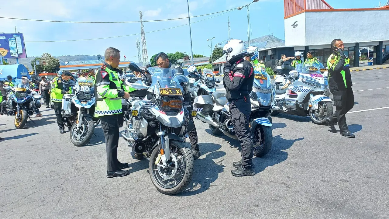 Kapolda Jatim Irjen Pol Imam Sugianto tiba di Pelabuhan Ketapang Banyuwangi setelah melakukan patroli panjang dari Surabaya- Banyuwangi untuk memastikan kesiapan jalan pada momen libur Nataru 2024. (istimewa)