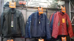 Iklim di Indonesia saat ini sudah tidak bisa ditebak. Para pengendara motor ada baiknya melakukan upaya preventif dengan selalu membawa jas hujan. Beberapa produsen jas hujan hadir menjual produknya di IIMS 2023. Harga jas hujan disini berada di kisaran seratus hingga lima ratusan ribu Rupiah.