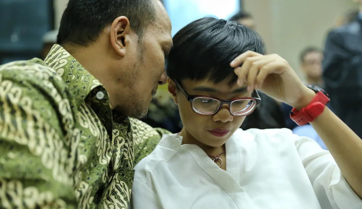 Pelantun lagu Bebas itu tiba di ruang sidang nomor 7 PN Tangerang sekitar pukul 13.30 WIB. Sebelum sidang dimulai, Iwa K terlibat berbincang dengan istrinya, Wikan Resminingtyas yang setia mendampingi suaminya. (Adrian Putra/Bintang.com)