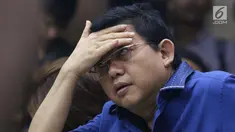 Terdakwa dugaan merintangi proses penyidikan KPK, Lucas jelang menjalani sidang pembacaan tuntutan oleh JPU KPK di Pengadilan Tipikor, Jakarta, Rabu (6/3). Lucas dituntut 12 tahun penjara dan denda Rp 600 juta. (Liputan6.com/Helmi Fithriansyah)