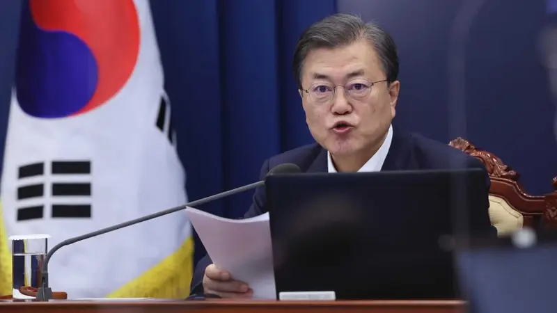 Presiden Koea Selatan Moon Jae-In mendesak para pejabat untuk mengerahkan "tenaga maksimum yang tersedia" dari pegawai sipil, polisi dan personel militer untuk membantu pelacakan kontak.