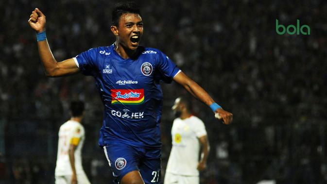 Striker Arema, Dedik Setiawan, mencetak gol kemenangan Arema atas Barito Putera di laga perdana Grup E Piala Presiden 2019 di Stadion Kanjuruhan, Kabupaten Malang, Senin (4/3/2019). (Bola.com/Iwan Setiawan)