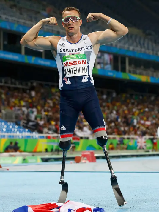 Atlet Lari 200m Putra asal Inggris, Richard Whitehead merayakan kemenangannya di kejuaraan Paralimpiade Rio 2016, Brasil (11/09). Richard berhasil meraih emas dalam kejuaraan tersebut. (REUTERS / Jason Cairnduff)