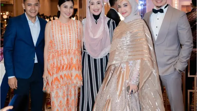 Gaya Zaskia Sungkar kenakan pakaian India saat kondangan. [@zaskiasungkar15]