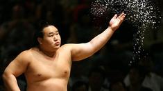 Mirror mengunggah video lucu tentang tiga  Pegulat asal Jepang alias sumo yang melakukan lomba lari jari dekat. Para pelari kelas berat ini bisa jadi "pesaing" bagi Usain Bolt pelari tercepat dunia.