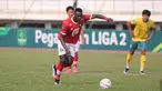 FC Bekasi City memantapkan posisinya di puncak klasemen Grup 2 Pegadaian Liga 2 2023/2024 setelah pada laga pekan ke-8 mampu memetik tiga poin penuh usai mengalahkan Nusantara United FC dengan skor 5-3 dalam laga yang berlangsung di Stadion Singaperbangsa, Kabupaten Karawang, Jawa Barat, Minggu (12/11/2023) sore WIB. Lima gol FC Bekasi City dicetak masing-masing lewat brace Ezechiel Ndouasel dan Saldi Amiruddin, ditambah satu gol dari sang kapten, Soni Setiawan. (Bola.com/Ikhwan Yanuar)