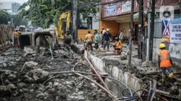 Pemerintah Provinsi DKI Jakarta melakukan pembangunan trotoar sepanjang 2,8 kilometer di jalan Matraman Raya.(Liputan6.com/Faizal Fanani)