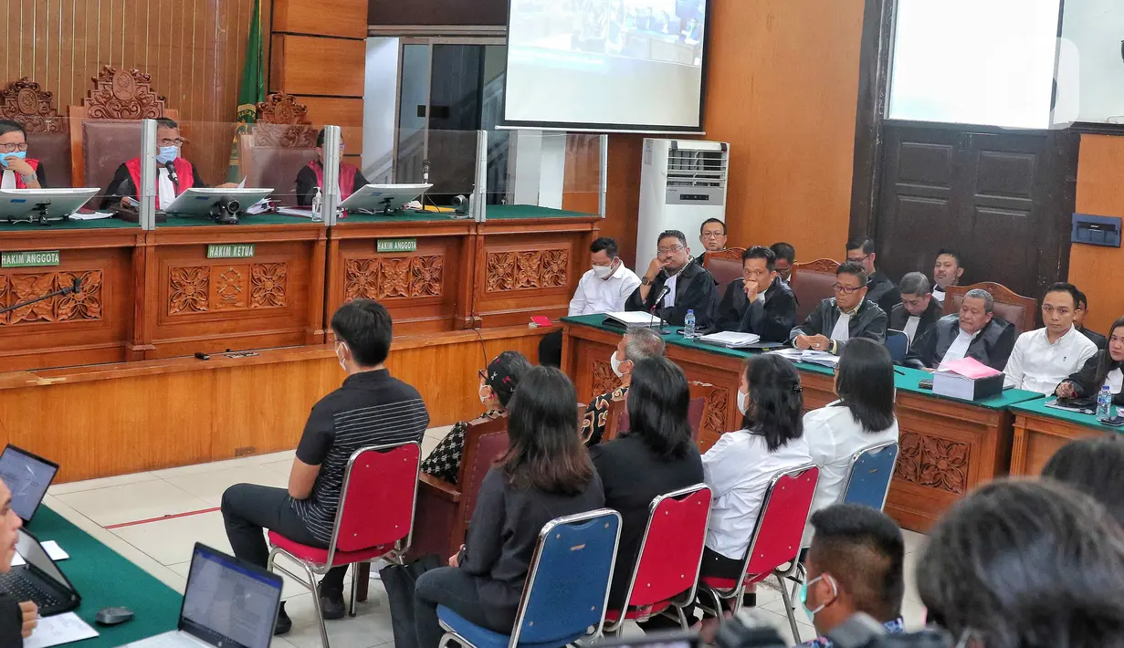 Keluarga Brigadir Nopriansyah Yosua Hutabarat atau Brigadir J memberikan kesaksian dalam sidang lanjutan dengan agenda mendengarkan keterangan saksi dengan terdakwa Kuat Mar'uf dan Ricky Rizal di Pengadilan Negeri Jakarta Selatan, Rabu (2/11/2022). Keluarga Brigadir Yosua kembali menjadi saksi yang dihadirkan jaksa. (Liputan6.com/Angga Yuniar)
