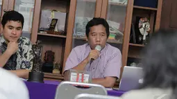 Ketua Umum AJI, Suwarjono (kanan), saat konferensi pers di kantor AJI, Jakarta, Selasa (23/12/2014). (Liputan6.com/Faizal Fanani)