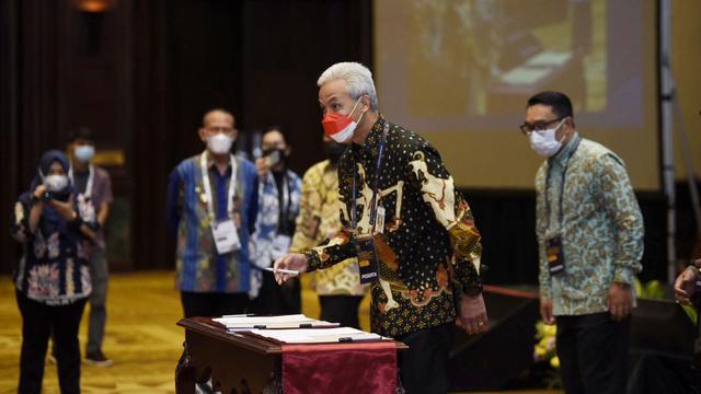 Gubernur Jateng ganjar Pranowi (kedua dari kiri) saat menghadiri seminar "Peningkatan Pelaksanaan Reformasi Birokasi" yang dihadiri Menkopolhukam, Mahfud MD, Menpan RB, Tjahjo Kumolo dan Gubernur Jawa Barat, Ridwan Kamil.