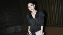 <p>Jessica Mila tampil dengan long dress berkerut di bagian, dengan kerah v neck dan lengan 3/4 pumpnya. Dipadukan platform heels hitam serta membawa clutch. @jscmila</p>