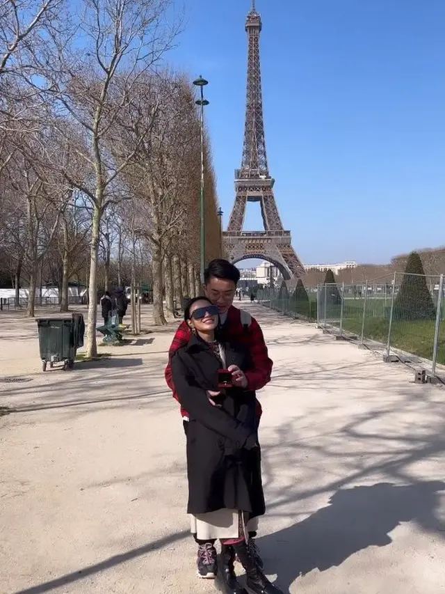 6 Potret Detik-detik Wika Salim Dilamar Kekasih, Romantis di Depan Menara Eiffel