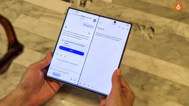 Samsung Galaxy Z Fold7 terbuka menampilkan fitur AI Google Gemini di layar utama.