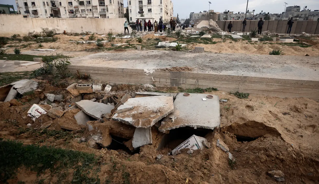 Banyak pemakaman rusak saat tentara Israel melakukan serangan darat. Jejak kendaraan yang lebar dan dalam bersilangan melintasi makam-makam atau kuburan dengan gundukan tanah. (AP Photo/Mohammed Dahman)