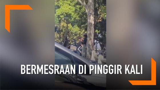 VIDEO: Bermesraan di Pinggir Kali, Pasangan Ini Alami Kejadian Memalukan
