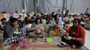 Sejumlah pengungsi terlihat berbuka puasa di pengungsian letusan Gunung Sinabung di Desa Batu Karang, Medan, Sabtu (4/7/2015). Pengungsi yang muslim tetap menjalankan puasa dengan menu sahur dan berbuka seadanya. (Liputan6.com/JohanTallo)