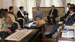 Suasana pertemuan bakal calon Wakil Presiden Kiai Ma'ruf Amin dengan Perdana Menteri Malaysia, Mahathir Mohamad di Kuala Lumpur, Sabtu (8/9). Saat pertemuan Ma'ruf didampingi Dubes RI di Kuala Lumpur, Rusdi Kirana. (Liputan6.com/Pool/Tim KH Ma'ruf Amin)