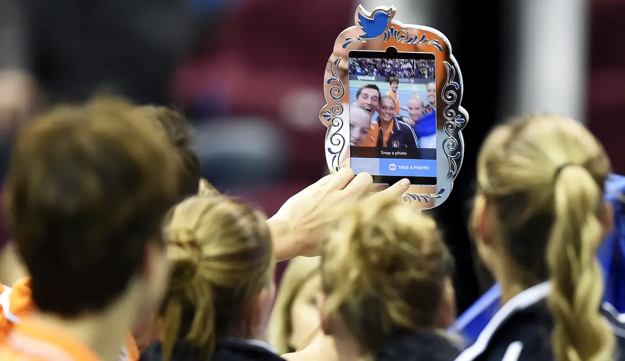 Pemain Belanda ber-selfie ria setelah Kiki Bertens mengalahkan petenis putri Rusia, Svetlana Kuzntetsova, dalam pertandingan grup dunia Piala Federasi di Moskow, Rusia, (7/2/2016). (AFP/Alexander Nemenov)