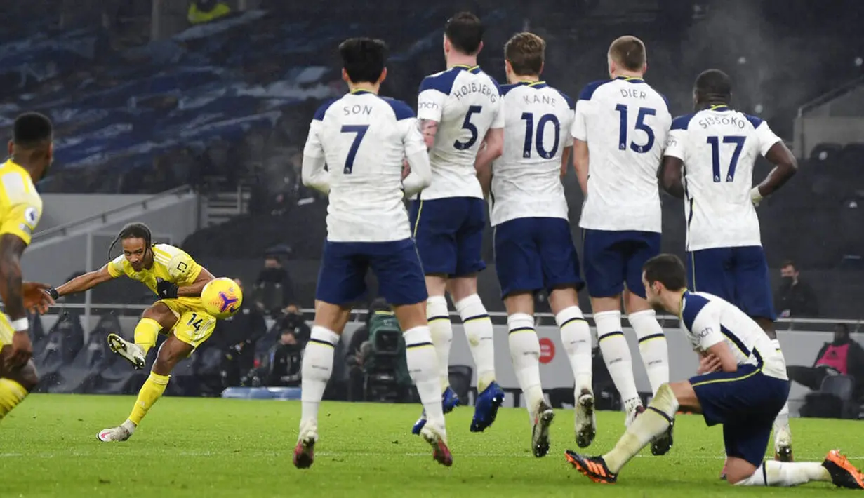 Pemain Fulham, Bobby Decordova-Reid, melepaskan tendangan saat melawan Tottenham Hotspur pada laga Liga Inggris di London, Rabu (13/1/2021). Kedua tim bermain imbang 1-1. (Shaun Botterill/Pool via AP)