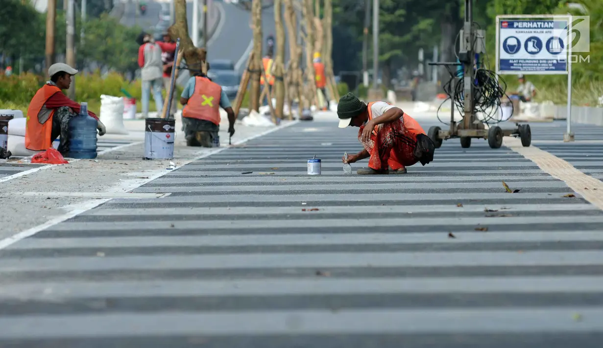 Pekerja melakukan pengerjaan tahap akhir renovasi trotoar di sekitar Jalan Gerbang Pemuda, Senayan, Jakarta, Selasa (29/5). Penataan trotoar menjadi prioritasmengingat Asian Games tinggal beberapa bulan ke depan.(Liputan6.com/Helmi Fithriansyah)
