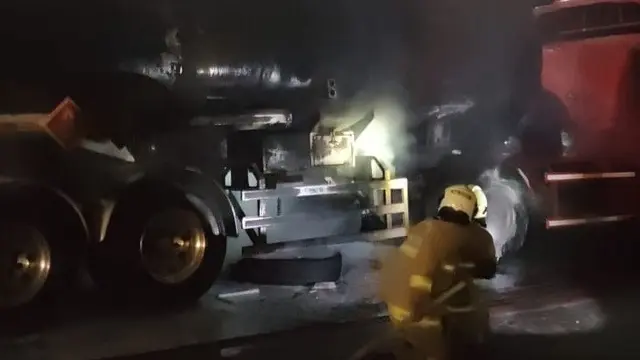 Truk tangki BBM yang tengah parkir di area SPBU Jalan Kemanggisan Utama Raya, Jakarta Barat, terbakar pada Sabtu (11/10/2025).