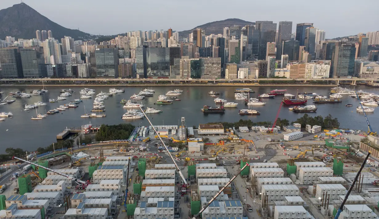 Foto udara menunjukkan lokasi pembangunan fasilitas isolasi sementara untuk menampung pasien Covid-19 yang sedang dibangun di Terminal Kapal Pesiar Kai Tak, Hong Kong (6/4/2022). Bangunan tersebut akan berisi 1.000 tempat tidur dan diharapkan bisa mengurangi beban di rumah sakit umum. (AFP/Yan Zhao)