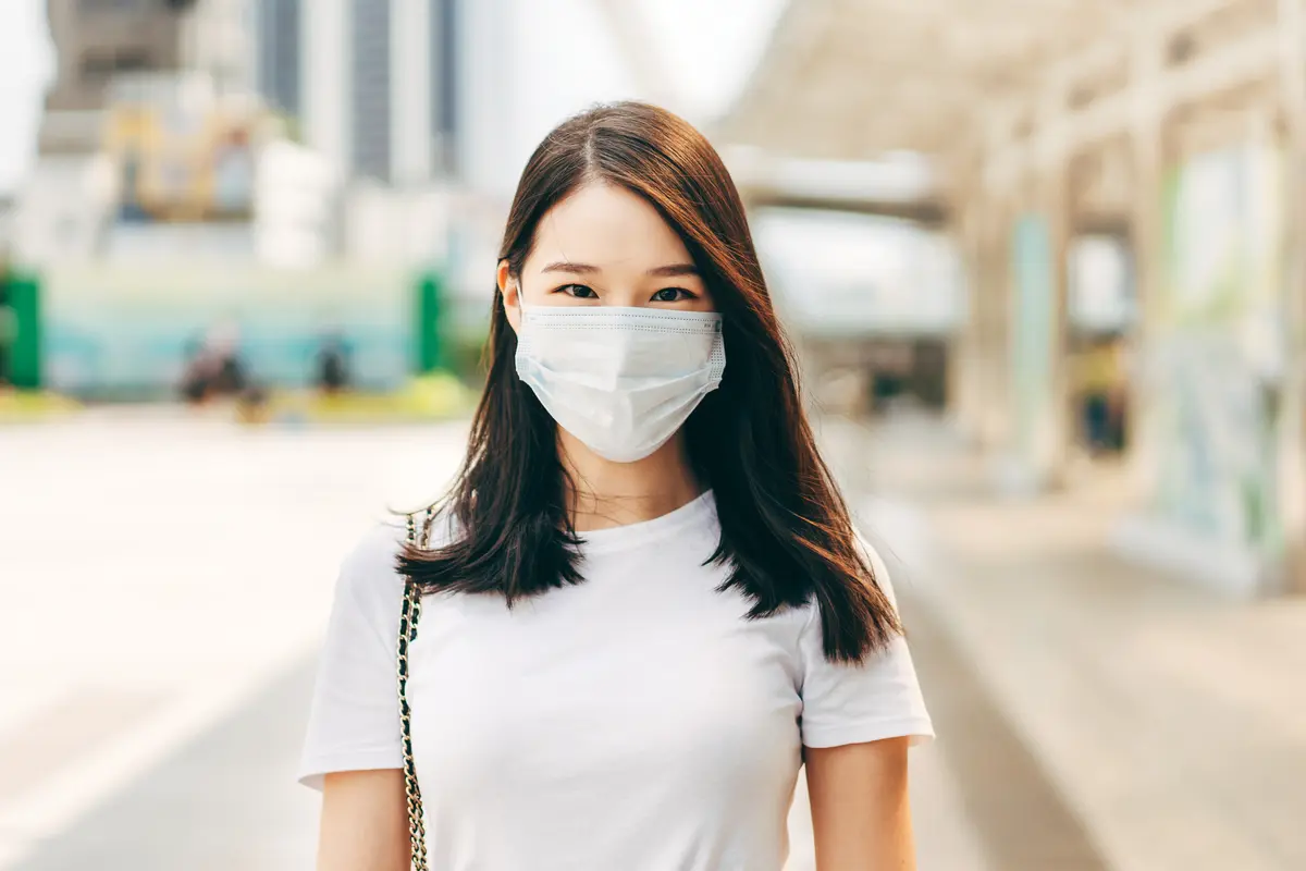 perempuan memakai masker