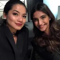 Titi Kamal dan Sonam Kapoor. (Instagram/titi_kamall)