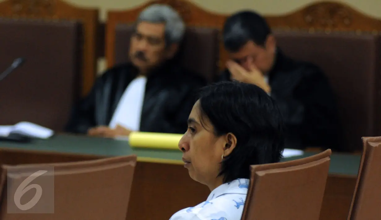 Asisten pribadi mantan anggota DPR RI Dewie Yasin Limpo, Rinelda Bandaso mendengarkan pembacaan tuntutan di Pengadilan Tipikor, Jakarta, Senin (25/4/2016). Rinelda dituntut penjara lima tahun dan denda Rp200 juta. (Liputan6.com/Helmi Fithriansyah)