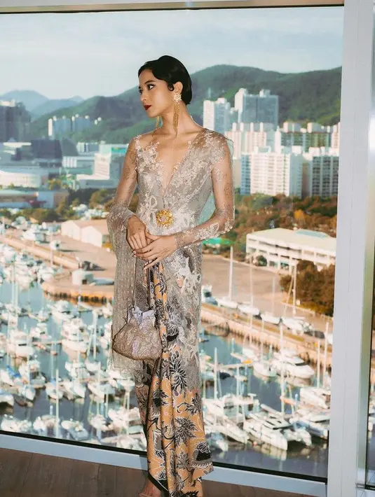 Sapto Djojokartiko juga selalu menampilkan koleksi memukau yang terinspirasi dari Indonesia. Misalnya saja Putri Marino yang mengenakan kebaya modern dipadukan kain batiknya. [@putrimarino]