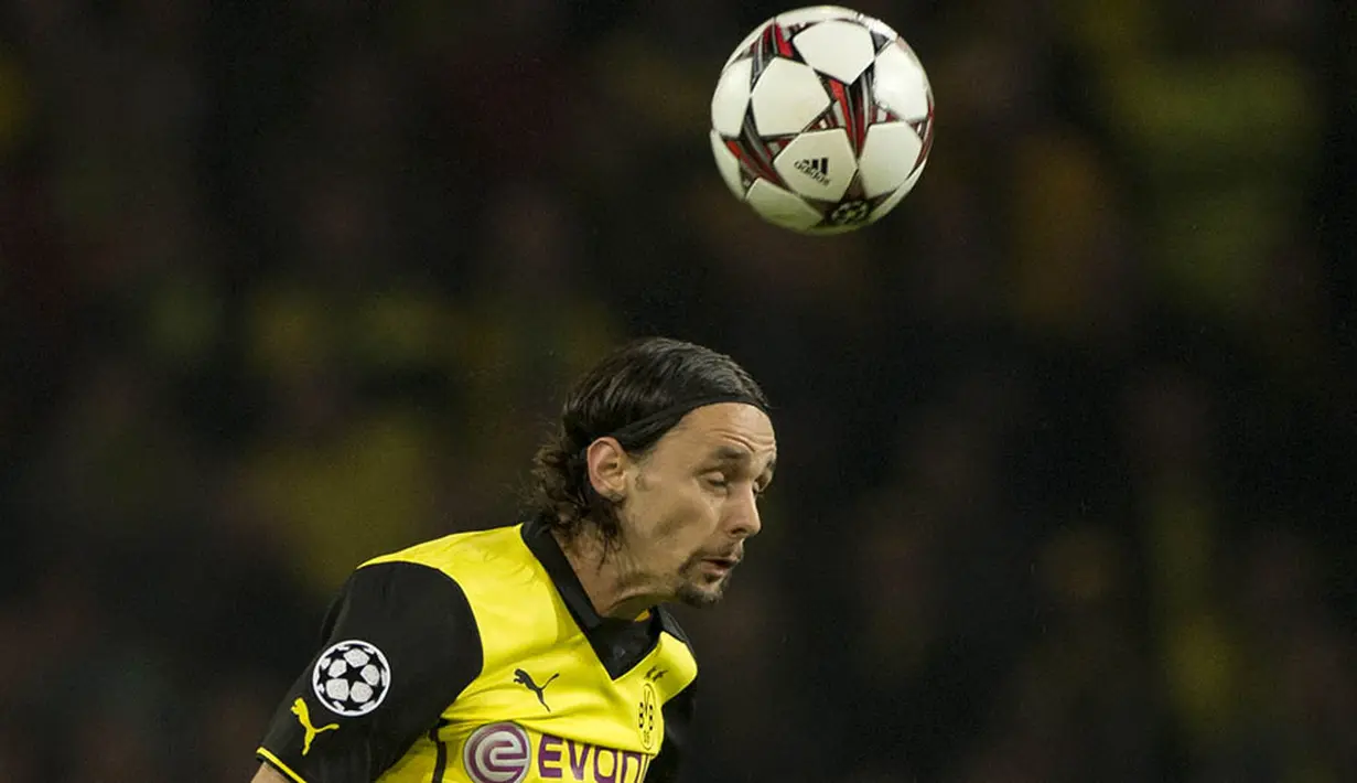 4. Neven Subotic - Lini belakang menjadi titik lemah bagi Liverpool musim ini. Subotic bisa menjadi pilihan bagi Klopp untuk menggeser posisi Martin Skrtel yang kemampuannya sudah menurun. (AFP/John Macdougall)