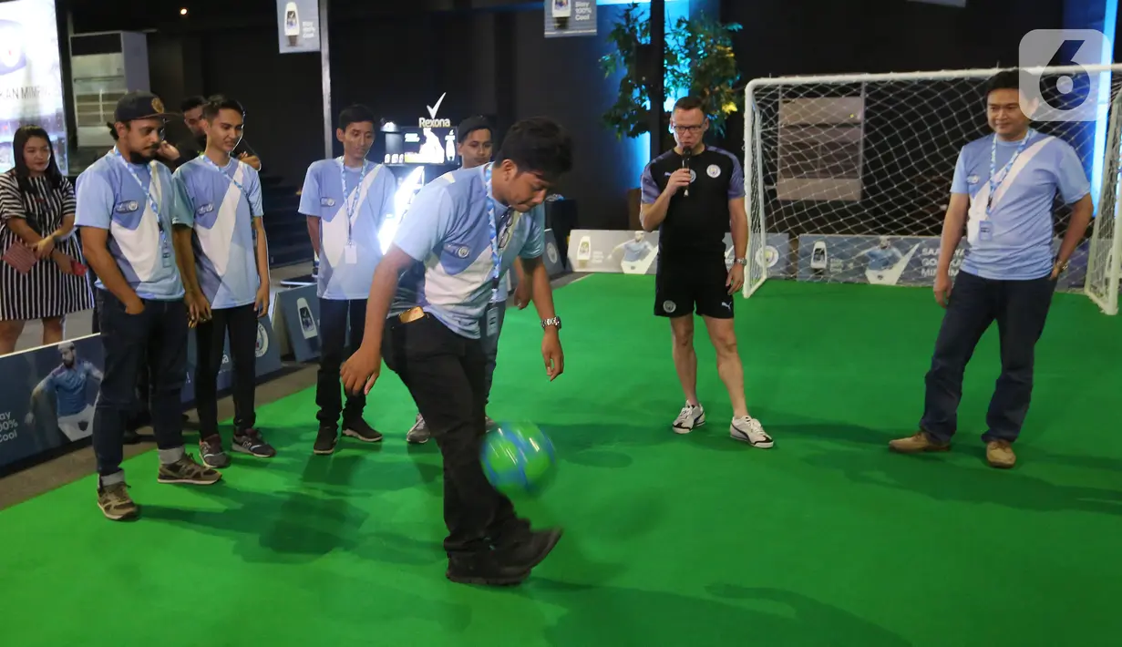 Fans terpilih bermain bola dengan pemain legendaris Manchester City Paul Dickov pada acara Manchester City Trophy Tour 2019, Kamis (17/10/2019). Rexona membawa Paul Dickov untuk menginspirasi para ‘Cityzens’ di Indonesia. (Liputan6.com/HO/Ading)