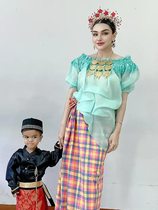 Penampilan Nourah dan Razeen dalam rangka memperingati Hari Kartini di sekolah mendapat pujian dari netizen. Selain dipuji karena kecantikannya, banyak pula yang mengatakan kalau Nourah adalah sosok ibu yang hebat. Sementara itu, tingkah Razeen di atas panggung juga bikin netizen gemas. (Liputan6.com/IG/@nourahsheivirah)